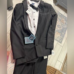 Andy and Evan boys tuxedo 4 piece suit. NWT SIZE 9/10. Pants, jacket, shirt tie.